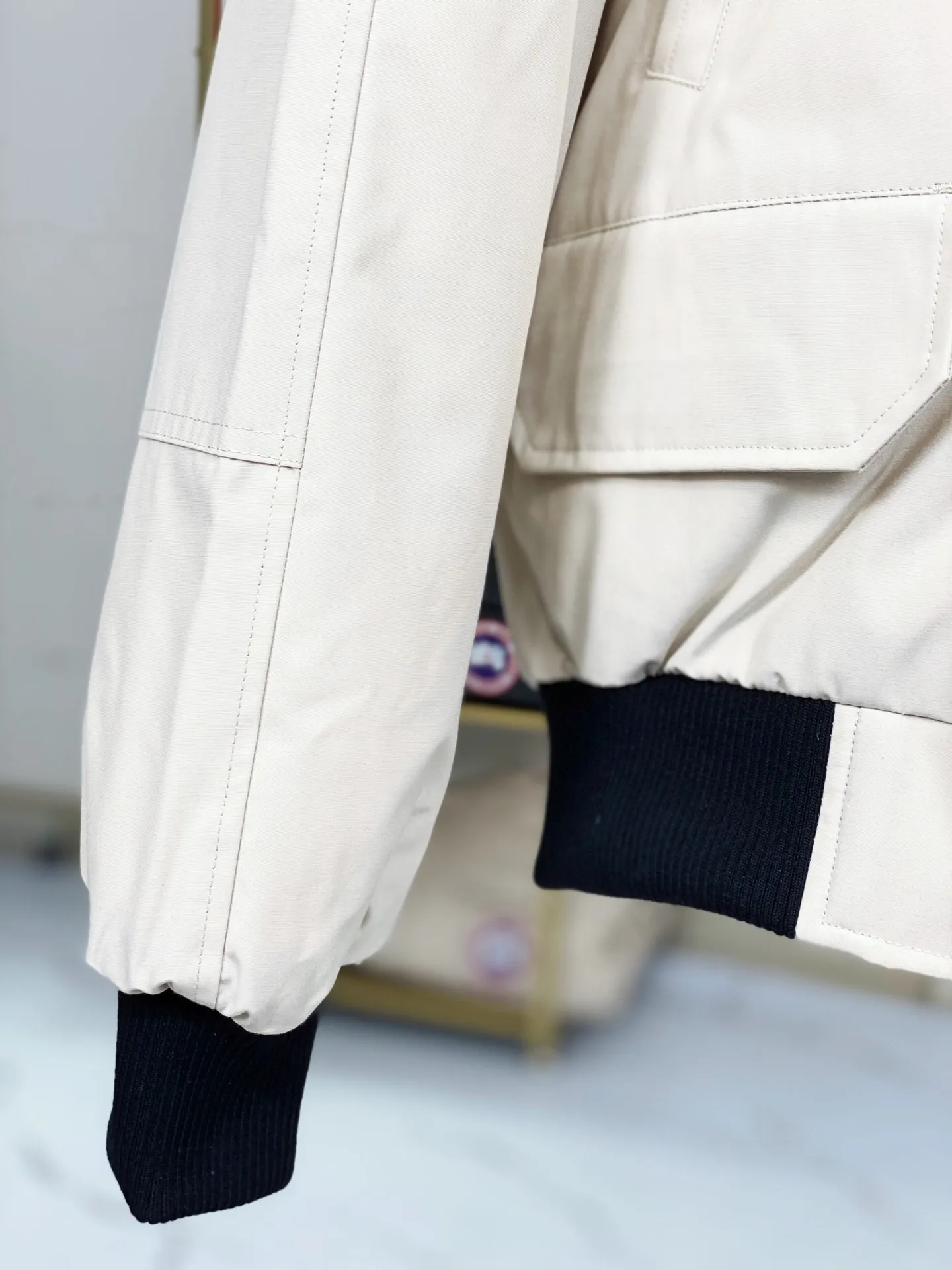 P780 Canada goose/Canada Goose Chilliwack 01 bomber jacket down jacket, authentic original clothing mold, all accessories are customized from the original factory. 💯The softness of the fabric is compared with the original product, and it can be restored by kneading at will (fabric misunderstanding: it is not a high-hardness fabric that is waterproof. Only those who buy the latest authentic version this year will notice the softness and comfort of the fabric) 💯The down is synchronized with the authentic white duck down, fluffy and not clumps, electronically controlled down filling machine. 💯Customized authentic YKK zipper pullers, high hardness and no jamming 💯The fur collar is custom-made from coyote skins in western Canada, the original version has the same origin 💯All workmanship and wiring are controlled by workers with more than ten years of service. They must be horizontal and vertical, and are not crooked. The inner wiring density is more sophisticated. Feel free to compare 💯Goose logo on sleeves, collar label, washed label, hangtag, zipper cord, pocket label, cuff thread, hem thread All details are updated simultaneously with the original product. The best version with the most complete colors. Sizes: XS-XXL (size chart attached below)